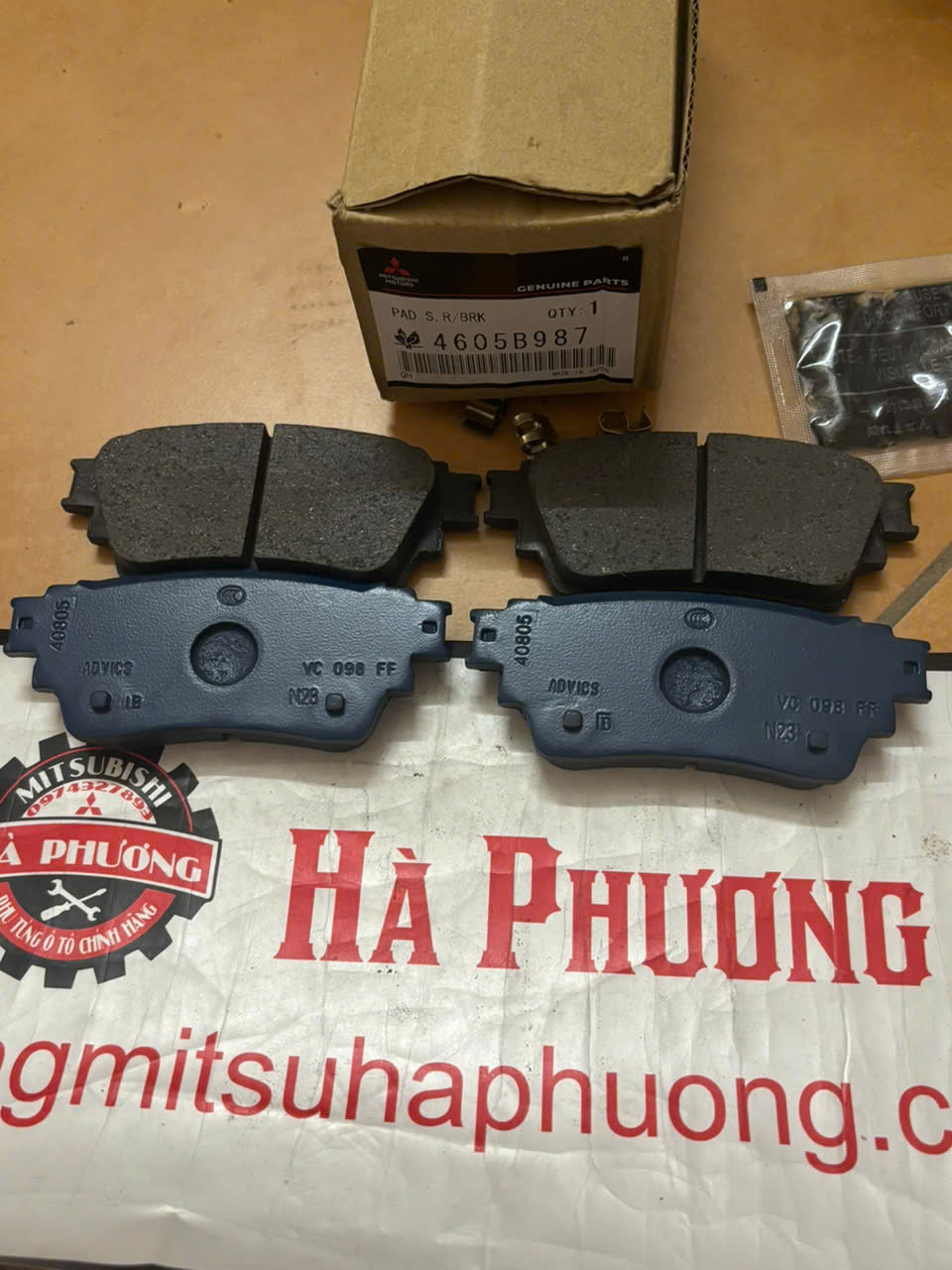 Má phanh sau xe mitsubishi uotlander má phanh điện 2016 – 2025 hàng xịn chính hãng, giá tốt : 4605B987